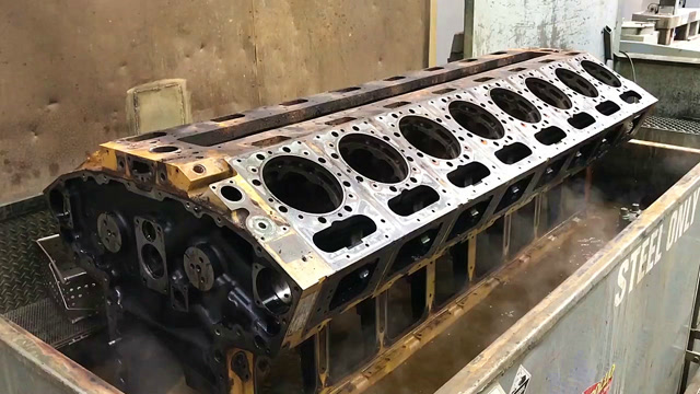 拆修组装卡特v16缸柴油发动机,卡特生产的发动机看起来就是强悍