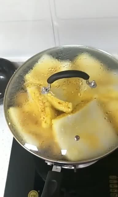 大姐掀开锅盖,看到这一幕,吓得都不敢吃了!