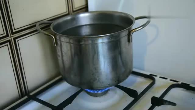 一盆热水一个马桶塞修复车门凹陷 省下一箱油钱