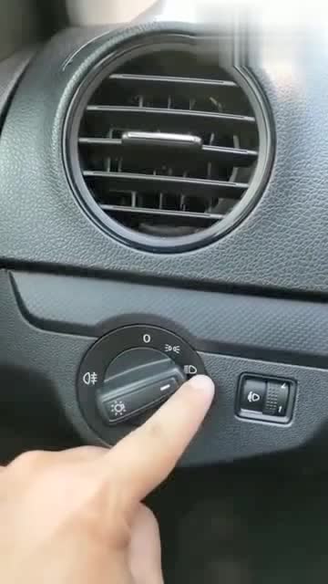 驾校教练告诉大家汽车防雾灯在哪?