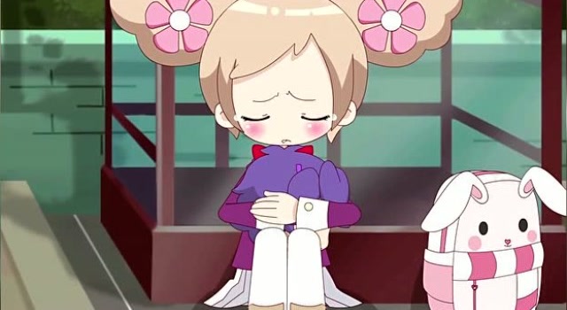 小花仙夏安安抱着没有知觉的库库鲁在马路边上哭的很伤心