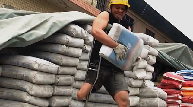 广西玉林90后农村小伙,身残志坚!拖着一条腿,拄拐在工地干活