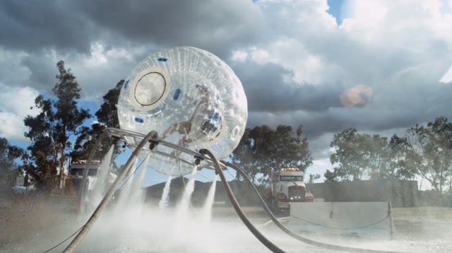 老外钻进巨型仓鼠球,挑战水上冲,网友:真皮!