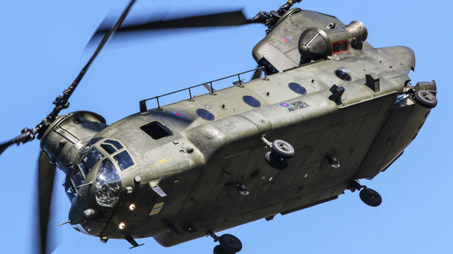 造型别样的ch-47支奴干运输直升机,战场上宝刀不老的老将!