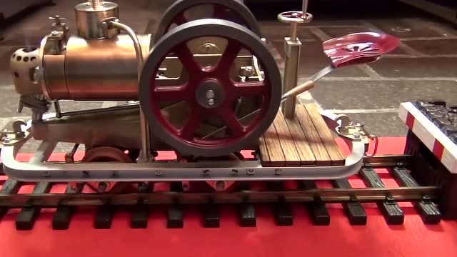 农民发明最小的蒸汽机小火车头