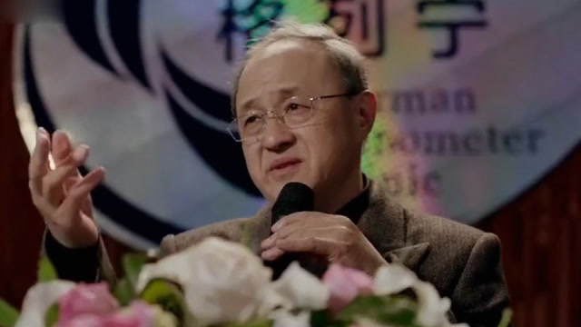 刘牧师上台揭穿张长林卖假药,台下的老人愿意相信吗?