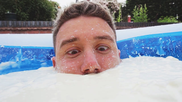 国外小伙在非牛顿流体中泡澡24小时会发生啥?网友:脱毛效果怎样?