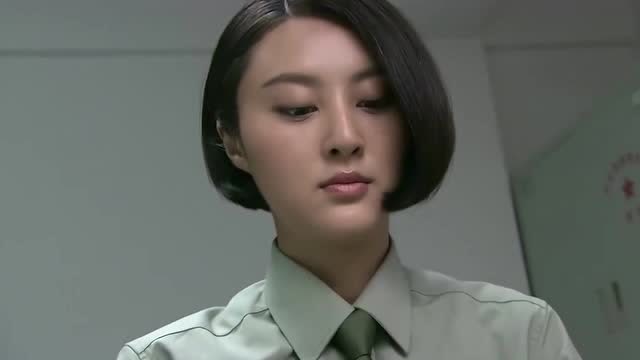 特种兵之火凤凰:唐笑笑真会玩,居然用鞋子擦脸,这操作我跪了