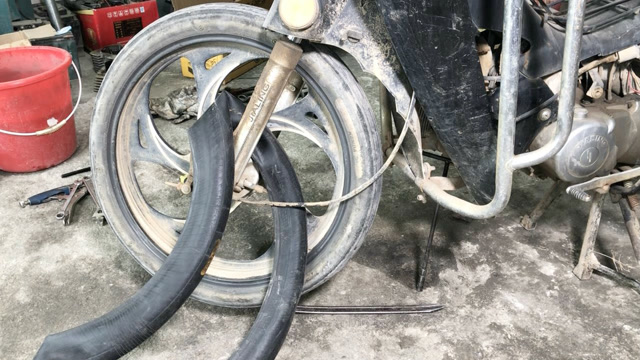 摩托车补内胎,拆卸和安装技巧你知道多少?修车师傅毫无保留教你