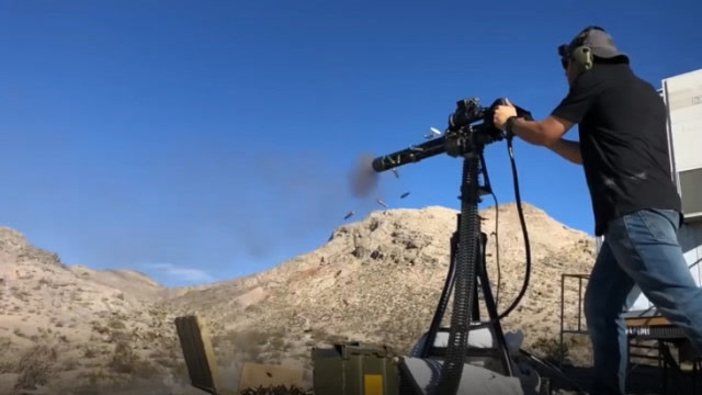 国产钢铁能否抵挡加特林一波扫射?牛人火力全开,全程触目惊心!