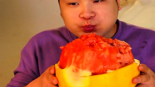 大胃王胖哥吃黄皮西瓜,红通通的果肉多汁又甜,网友:吃的真过瘾!