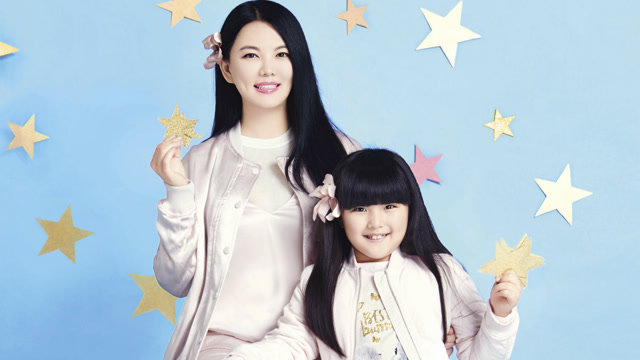 李湘晒全家人自拍庆圣诞,推荐人均上千的高级餐厅,网友称太"炫富"