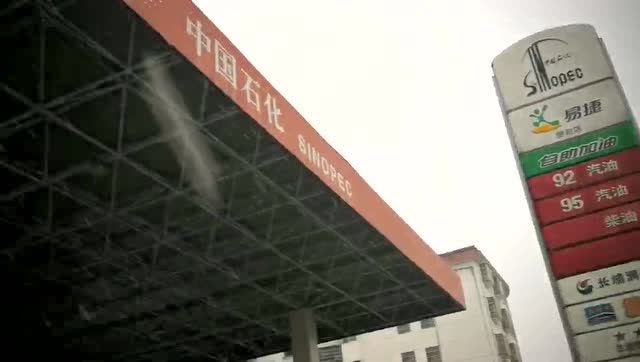 雪中的余江县城加油站