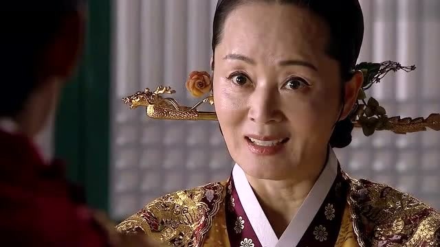 大王大妃要暄王找到国巫张氏及她的神女并交给她 并让暄王收手