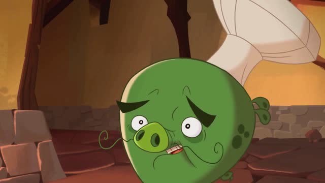 愤怒的小鸟游戏 钢盔猪装扮成鸟蛋