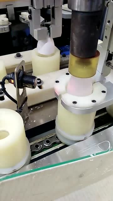 工厂里已经实现全自动生产灯泡!厂里新进的工业机器人真厉害!