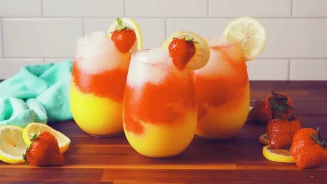 美食:周末和闺蜜聚会,这样漂亮的芒果草莓伏特加是不是很赞呢