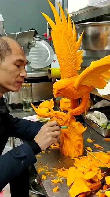 民间大厨用南瓜雕刻的雄鹰展翅太霸气了