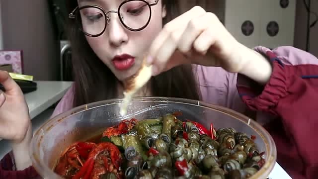 吃播小姐姐哎哟阿尤,吃新品小龙虾披萨,大口吃的诱人