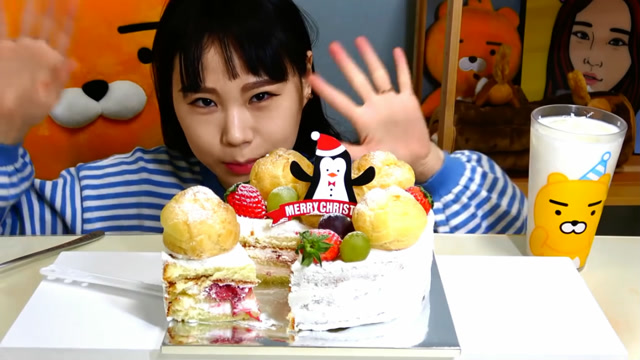 吃货美食纪录片:小妹妹吃货吃了一个超级大蛋糕