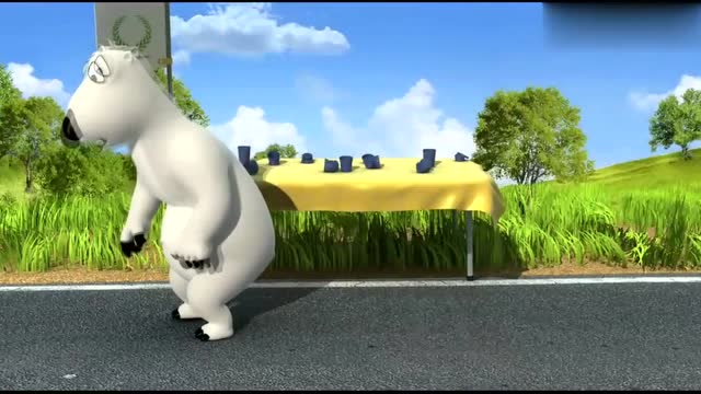 倒霉熊:倒霉熊参加马拉松比赛,为了喝水连冠军都不要了!