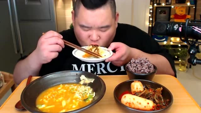 韩国大胃王胖哥在家做泡面大餐,泡面这样吃才叫过瘾