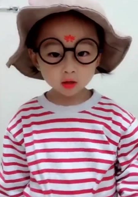 小米粒儿最近迷上了戴帽子,最适合这样扎辫子了!