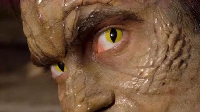 小伙不慎被鳄鱼误伤,在这时小伙却发生了变异,竟然变成了鳄鱼人!