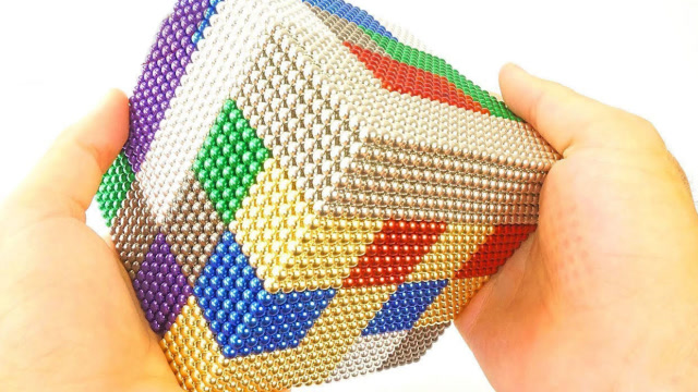 牛人用10000个微型磁球拼成立体魔方!网友:减压神器!