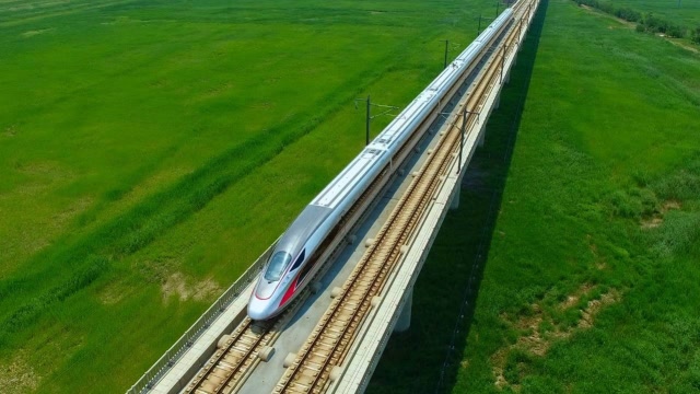 我国"复兴号"高铁行驶时,前方突然出现大石头,设计师:早有防备!