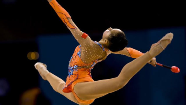 艺术体操高空一字马不一般,空中仙女好似"我心飞扬"