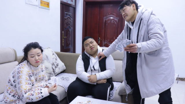 三个人玩斗地主,农民手握4炸都没赢,全程爆笑