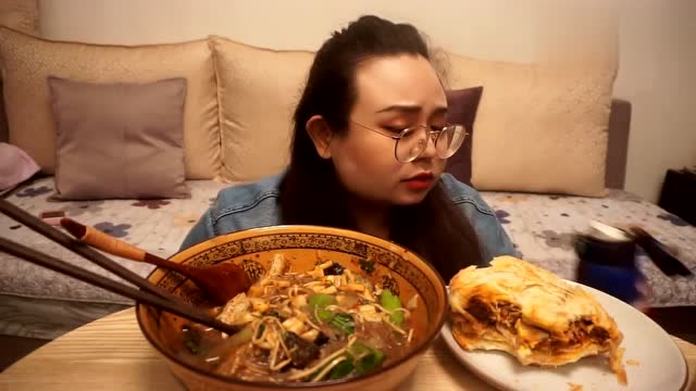 老女人在家吃豆腐烩菜泡馍,再来一个肉夹馍,大口咬着真爽
