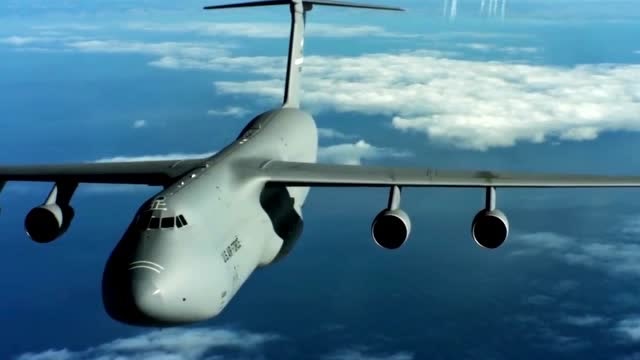 武器装备:美军c5运输机空中投放"绚烂烟火"