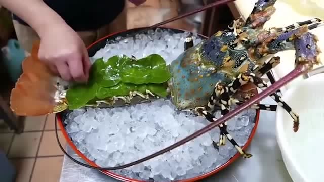 吃海鲜我就服日本人,新鲜龙虾竟然直接生吃!