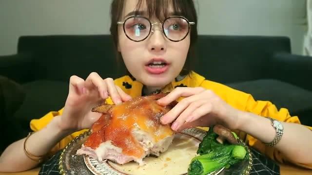 容貌超美的小仙女吃猪头吃出仪式感