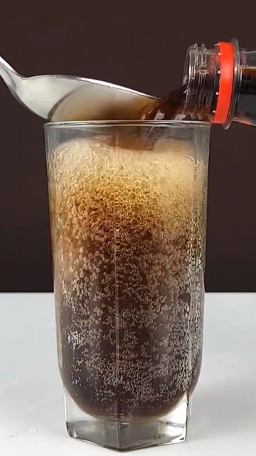 快速倒可乐容易溢出来,一个勺子的作用你一定想不到