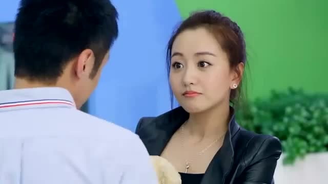 刁蛮富家女非要女孩头上的发箍,穷小子二话不说就给要来,好宠溺