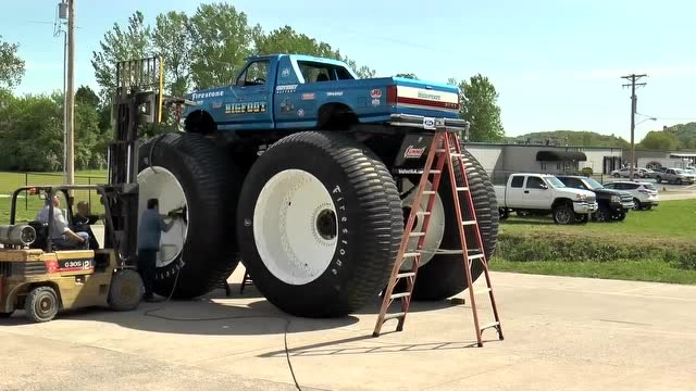 世界上最大的皮卡车轮子比房子都高的改装pickup truck