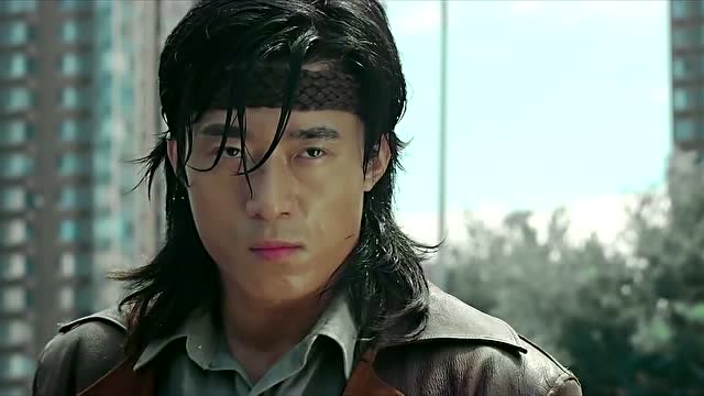 超级保镖-汽车撞小伙,小伙不但不跑 还冲过去斗狠