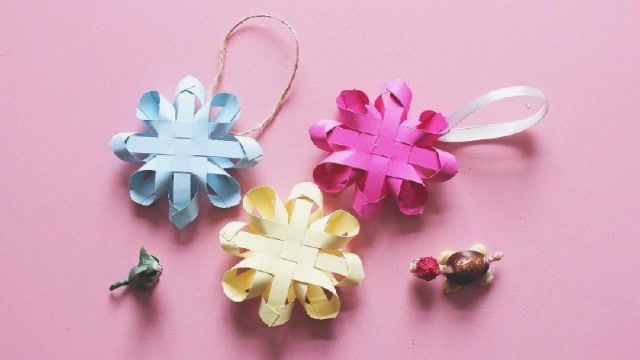 生活小技巧:用纸条编织的花形挂饰,步骤也不难,做几个装饰房间