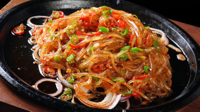 教你铁板粉丝的家常做法,麻辣鲜香,脆爽q弹,好吃下饭又入味