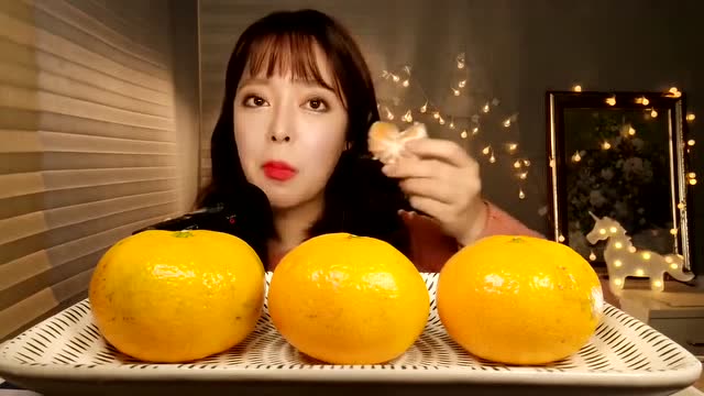 国外女吃货,吃橘子,金黄的颜色,想想都觉得甜,吃得太馋人了