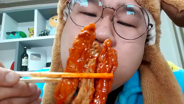 韩国吃货胖哥,吃炸芝士猪排,辣炒年糕,油炸什锦,吃的真过瘾