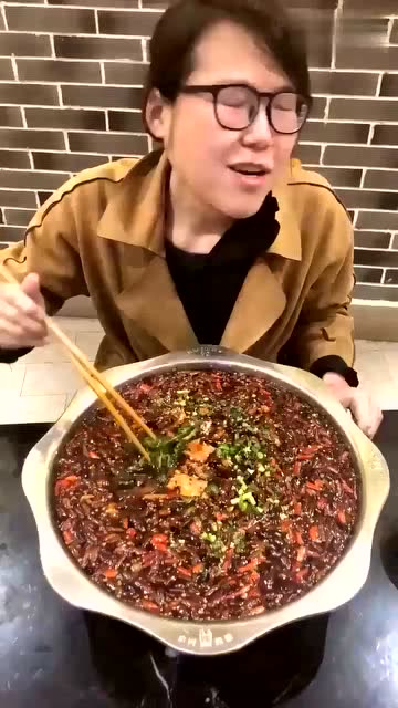 大胃王浪胃仙:一次性吃下一火锅盆的水煮肉片,第二天会拉多少出来