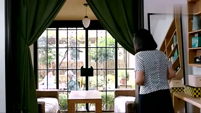 《因为遇见你》金缕阁的老绣掌来这里,王爱玉刚好看到了