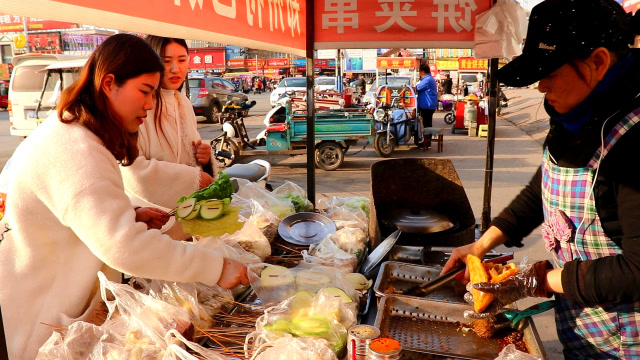 农村大姐5年只卖这一种小吃,5元1个顾客排队买,月收入近20000