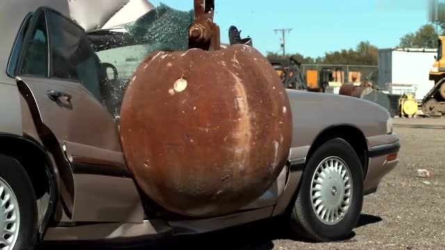 牛人用巨大的铁球撞击汽车,用慢镜头回放一下,才知道有多霸气!