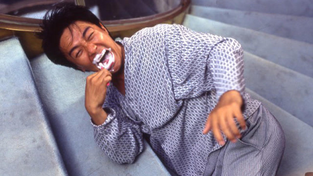 周星驰绝对是喜剧大师啊,竟然在楼梯上躺着刷牙,太搞笑了!