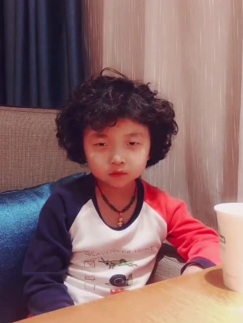 东北萌娃李欣蕊,一曲相思送给大家,眼神逐渐犀利!